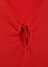 Vestido corto rojo de punto fino con escote de pico y detalle de lazo.