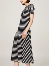 Vestido midi de algodón a rayas horizontales en blanco y negro, con cuello redondo, mangas cortas y botones decorativos en los hombros.