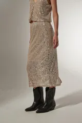 Falda midi dorada con lentejuelas y abertura lateral.