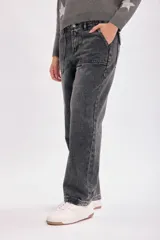 Pantalón jean cargo color gris oscuro, de corte recto y tiro medio. Presenta bolsillos laterales tipo cargo y bolsillos traseros.