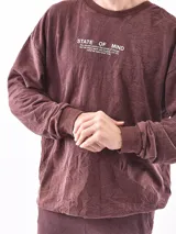 Buzo negro de corte holgado con cuello redondo y puños y cintura acanalados. Estampado frontal con la frase "State of Mind".
