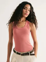 Musculosa negra de tela acanalada, con escote redondo pronunciado (cuello U) y corte ajustado al cuerpo.