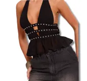 Top negro con escote halter, con detalle de tachas plateadas y volados en la parte inferior.