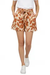Short de tiro alto con estampado floral en tonos beige y naranja, con bolsillos laterales y lazo en la cintura.