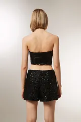 Top strapless negro con lentejuelas.