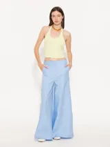 Top negro de tejido de punto con cuello halter y espalda descubierta.