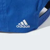 Gorro de béisbol de seis paneles color azul vibrante, con visera curva y cierre trasero regulable a presión. Presenta el logo de Adidas en texto blanco en el panel frontal.