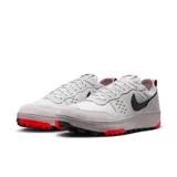 Championes urbanos Nike C1Ty color gris claro con detalles en negro y rojo.