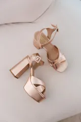 Sandalias de fiesta en color dorado, con tiras cruzadas y tacón de 11 cm.