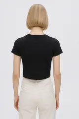 Remera blanca de algodón con cuello redondo y mangas cortas. Estampado con dibujos de comida.