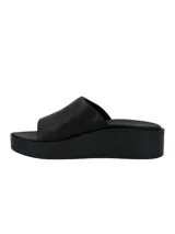 Sandalia de cuero negra con plataforma y capellada ancha.