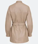 Campera de poliuretano (PU) color beige, con cuello camisa, cierre frontal de botones y dos bolsillos con solapa en el pecho. Incluye un cinturón ajustable con hebilla redonda forrada al tono.