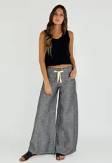 Pantalón gris de lino con corte palazzo y cintura con cordón ajustable.