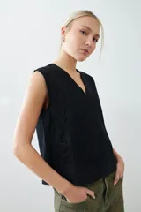Musculosa negra con escote en V y bordado floral en el frente. Sin mangas y corte recto.