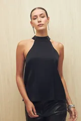 Top halter color gris oscuro con acabado satinado y textura plisada.
