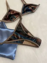 Conjunto de bralette y tanga regulable en terciopelo suave, con diseño artístico inspirado en las Auroras.