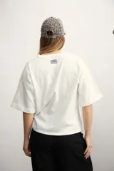 Remera blanca de corte holgado y mangas cortas con dobladillo.