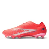 Championes de fútbol New Balance Furon V8, color coral con detalles en plateado y azul.