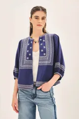 Saco azul marino de algodón con bordados blancos en el frente y mangas 3/4 abullonadas.