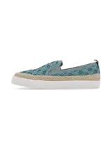 Alpargatas color coral con capellada de tejido yute y elástico en el empeine. Suela blanca con aplicación de yute y plantilla memory foam.