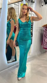 Vestido largo de fiesta color verde esmeralda brillante, con escote en V y espalda descubierta.