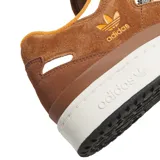 Championes Adidas Forum 84 Low ADV color marrón, con detalles en blanco y negro.