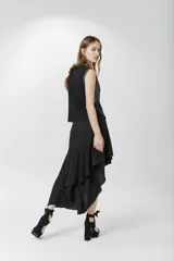 Falda midi negra con volados asimétricos.