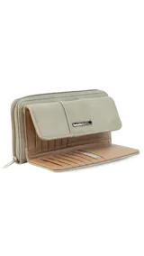 Billetera larga color beige, con solapa y broche a presión. Tiene un compartimento frontal con tarjeteros, visor y bolsillos, y un compartimento posterior con monedero con cierre, tarjeteros y bolsillos. Incluye un bolsillo trasero con cierre.