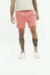 Short de baño liso color azul marino, con cintura elástica ajustable con cordón, dos bolsillos laterales, un bolsillo trasero y logo bordado.