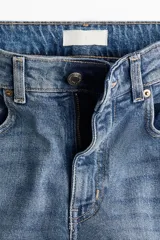 Pantalón de jean azul de tiro alto, corte wide leg y cinco bolsillos.