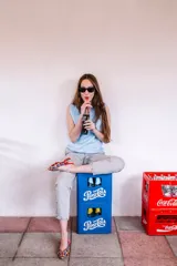 Bailarina destalonada con tejido de algodón trenzado a mano en colores azul, rojo y amarillo. Interior en piel y suela de cuero.