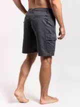 Bermuda cargo gris oscuro con bolsillos laterales con solapa y botón.