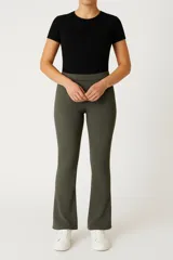 Pantalón flare de algodón color verde oliva, de calce alto y tejido acanalado.