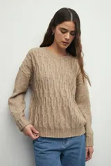 Sweater tramado en color verde, confeccionado parcialmente con poliéster reciclado y diseño moderno.
