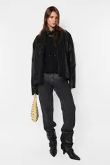 Buzo hoodie negro con cordones ajustables y bolsillo canguro.