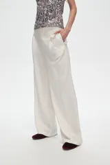 Pantalón de lino y viscosa color blanco, de corte ancho y tiro alto, con pinzas en la cintura.
