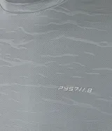 Remera deportiva gris de jacquard con cuello redondo y manga corta. Presenta estampa abstracta y tecnología Dry.