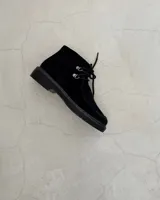 Zapatos acordonados de cuero negro, con diseño clásico y piel suave.