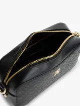 Bandolera negra de Tommy Hilfiger con monograma TH en relieve y logo dorado en el frente. Tiene correa ajustable y extraíble, cierre de cremallera, bolsillo interior con cremallera y monedero extraíble con cremallera.