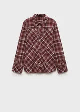 Camisa de manga larga con estampado de cuadros en tonos borgoña, blanco y gris. Tiene cuello camisero, cierre frontal con botones a presión y corte recto.