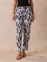 Pantalón de lino estampado en blanco y negro, marca Zac & Rachel. Tiene pretina con pasadores, cierre, botón y broches internos. Delantera con bolsillos y trasera con bolsillos simulados.