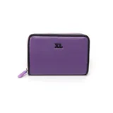 Billetera rectangular color púrpura con cierre perimetral y logo XL metálico en el frente.
