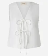 Chaleco blanco sin mangas con lazo delantero.