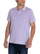 Chomba color salmón de piqué de algodón orgánico, con cuello clásico y tapeta de dos botones.