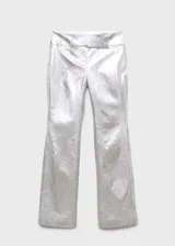 Pantalón plateado de tiro bajo, corte recto y acampanado, con efecto piel y acabado metalizado.