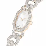 Reloj Swarovski Dextera Chain con caja octogonal de 44 mm con acabado en tono oro champán y bisel con pavé de cristales. Esfera blanca iridiscente con logo de cisne a las 12. Pulsera de cadena gourmette ajustable adornada con cristales.