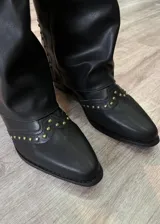 Botas texanas negras con detalles en hebillas y clavos, de diseño elegante y cómodo.