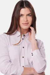 Camisa de lino lisa color lila, de manga larga con botones metálicos personalizados, dos bolsillos en el pecho y presilla en la manga.