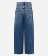 Pantalón de jeans azul de corte wide leg, tiro medio, con cintura de diseño traspasado y cierre tradicional.