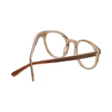 Anteojos de receta con montura redonda color marrón con vetas.
